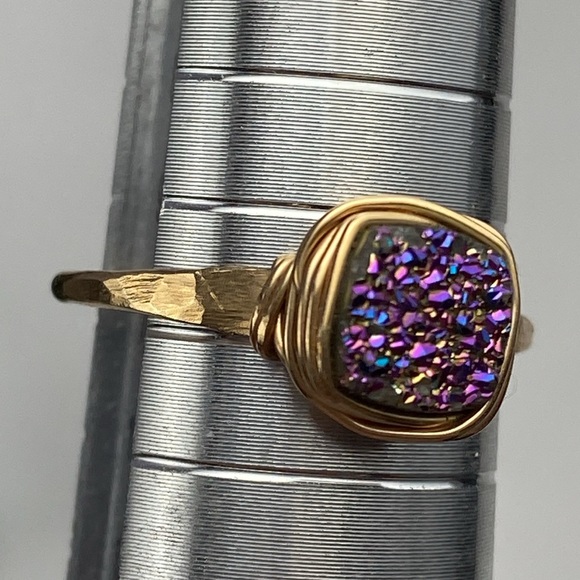 Peacock Drusy artisan ring with fine wrap detail and hammered golden - Picture 11 of 11